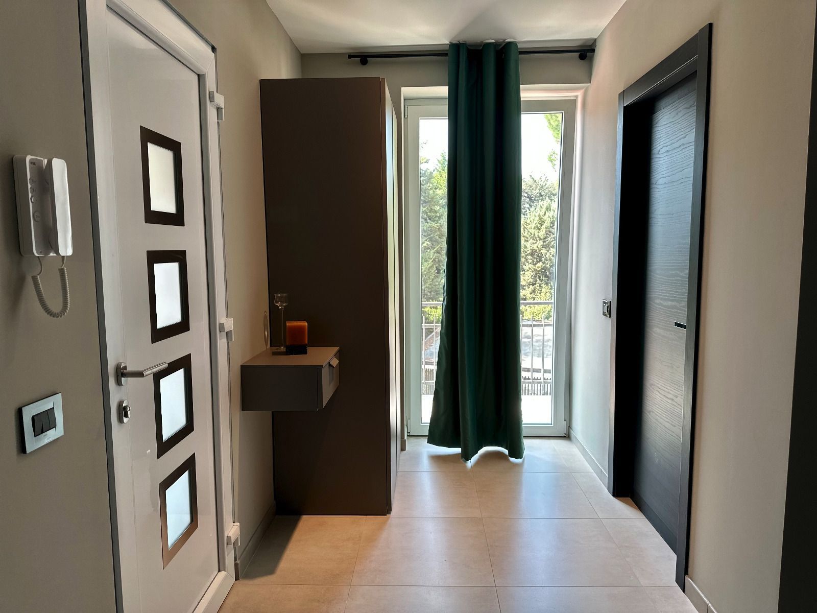 un corridoio con una porta bianca e una porta nera