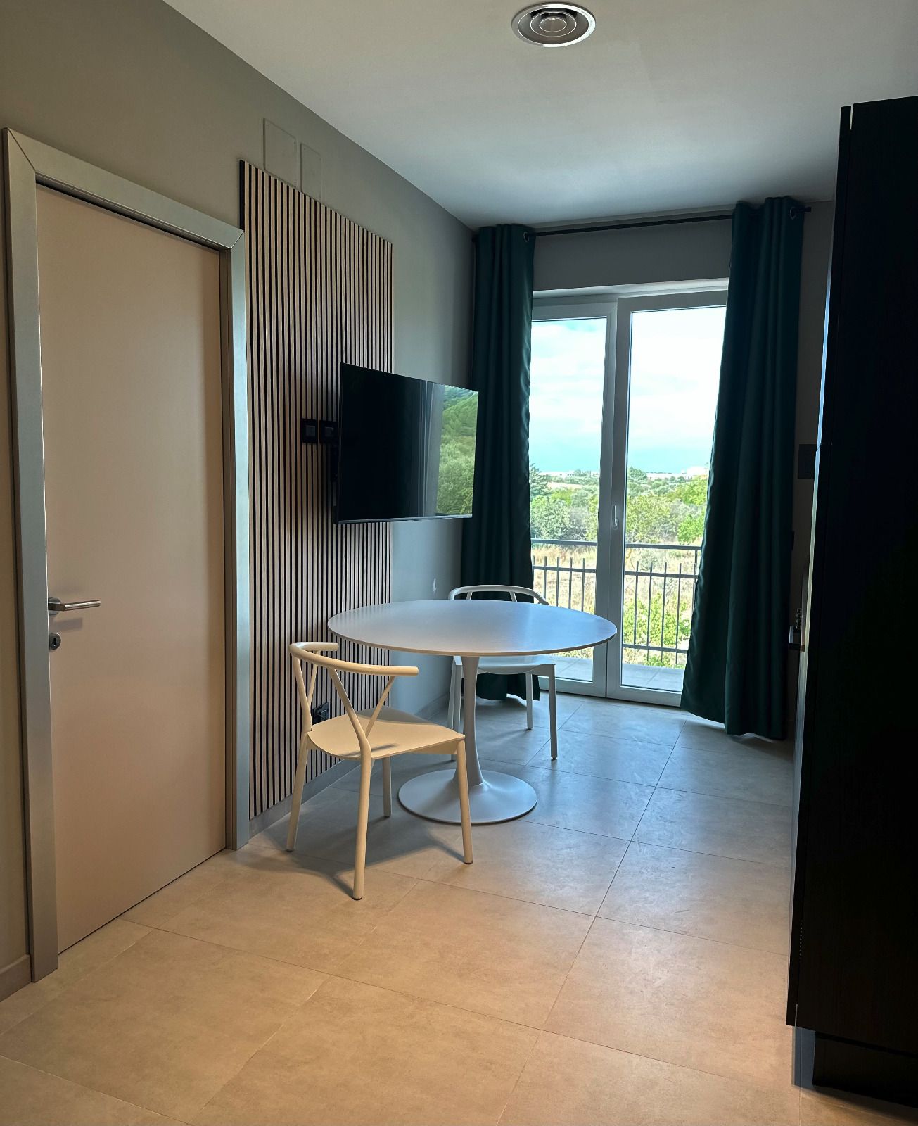 una stanza con un tavolo e due sedie e un televisore