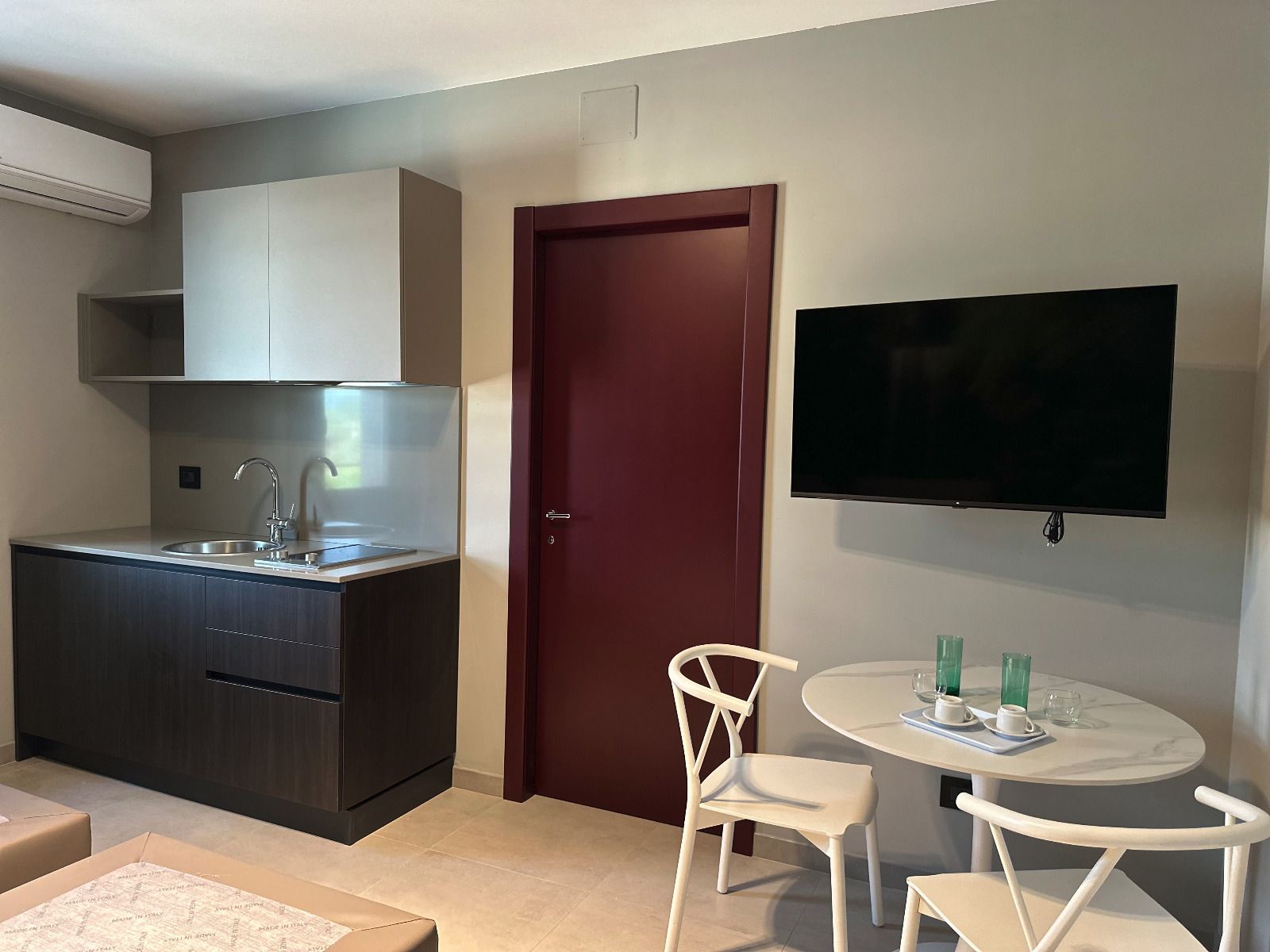 una piccola cucina con un tavolo e due sedie