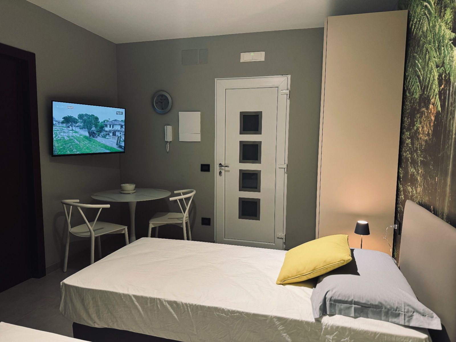 una camera da letto con due letti e un piccolo tavolo