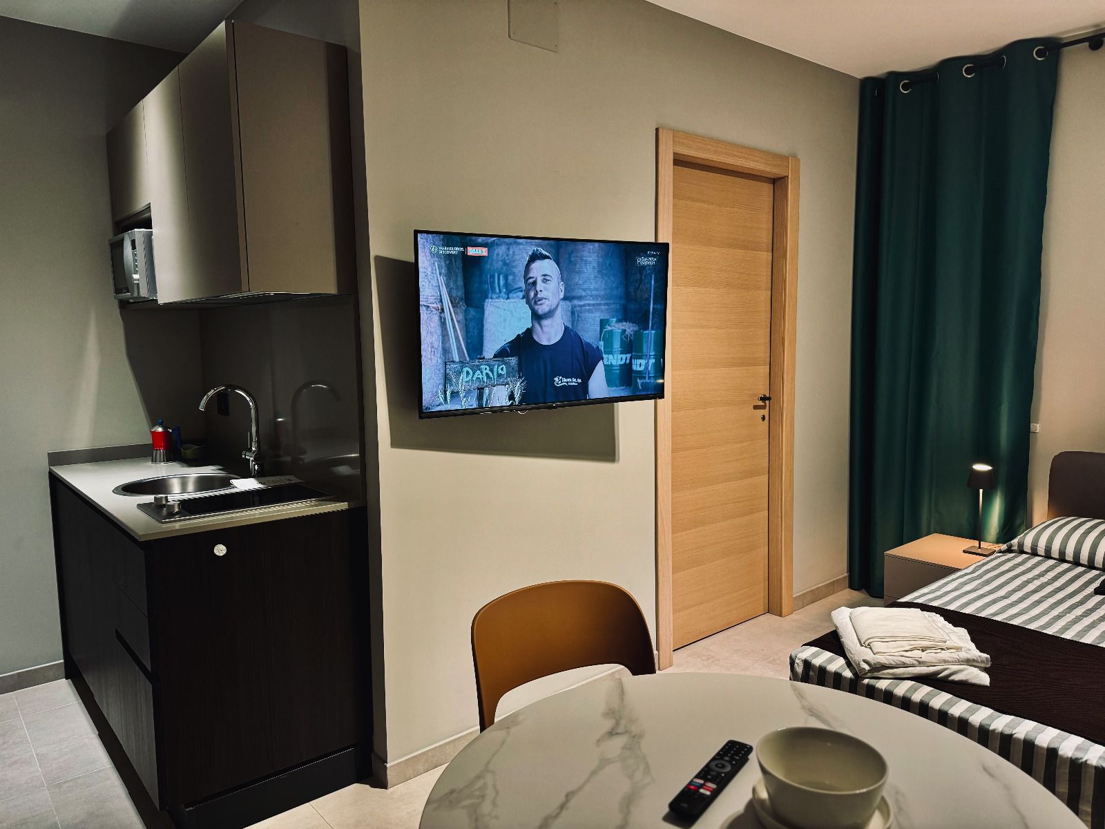 un televisore è appeso sopra un tavolo in una stanza