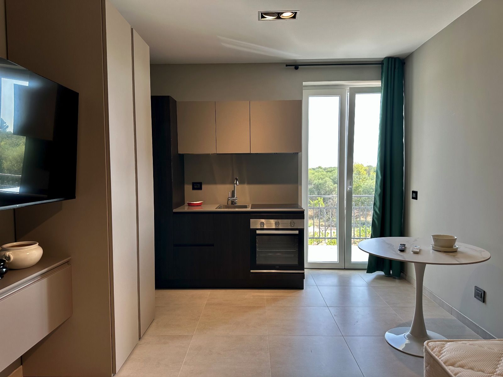 una piccola cucina con un tavolo e una finestra