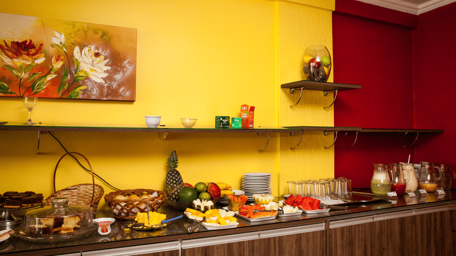 Há uma mesa de bufê com muita comida.