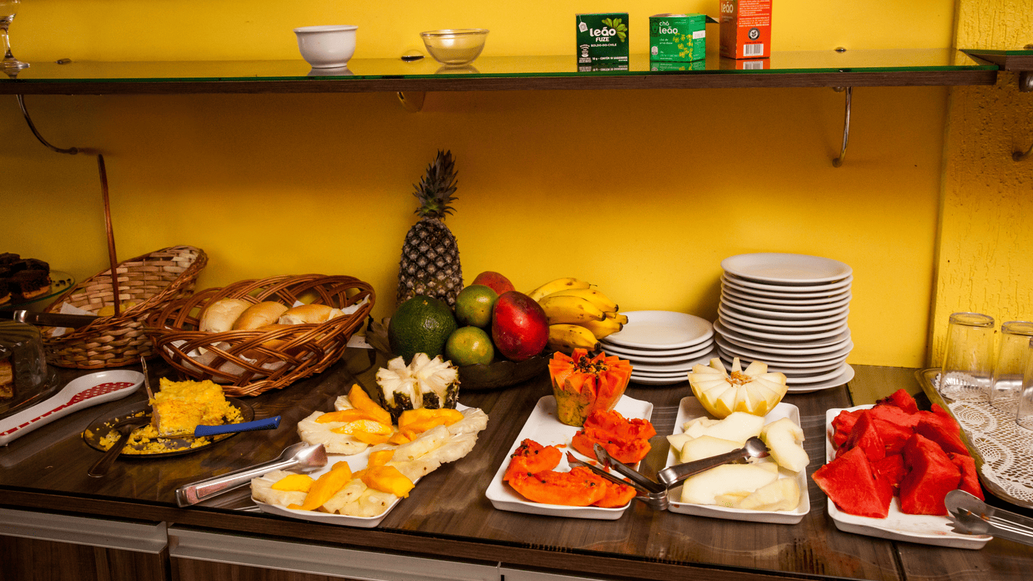 Há muitos tipos diferentes de frutas na mesa.