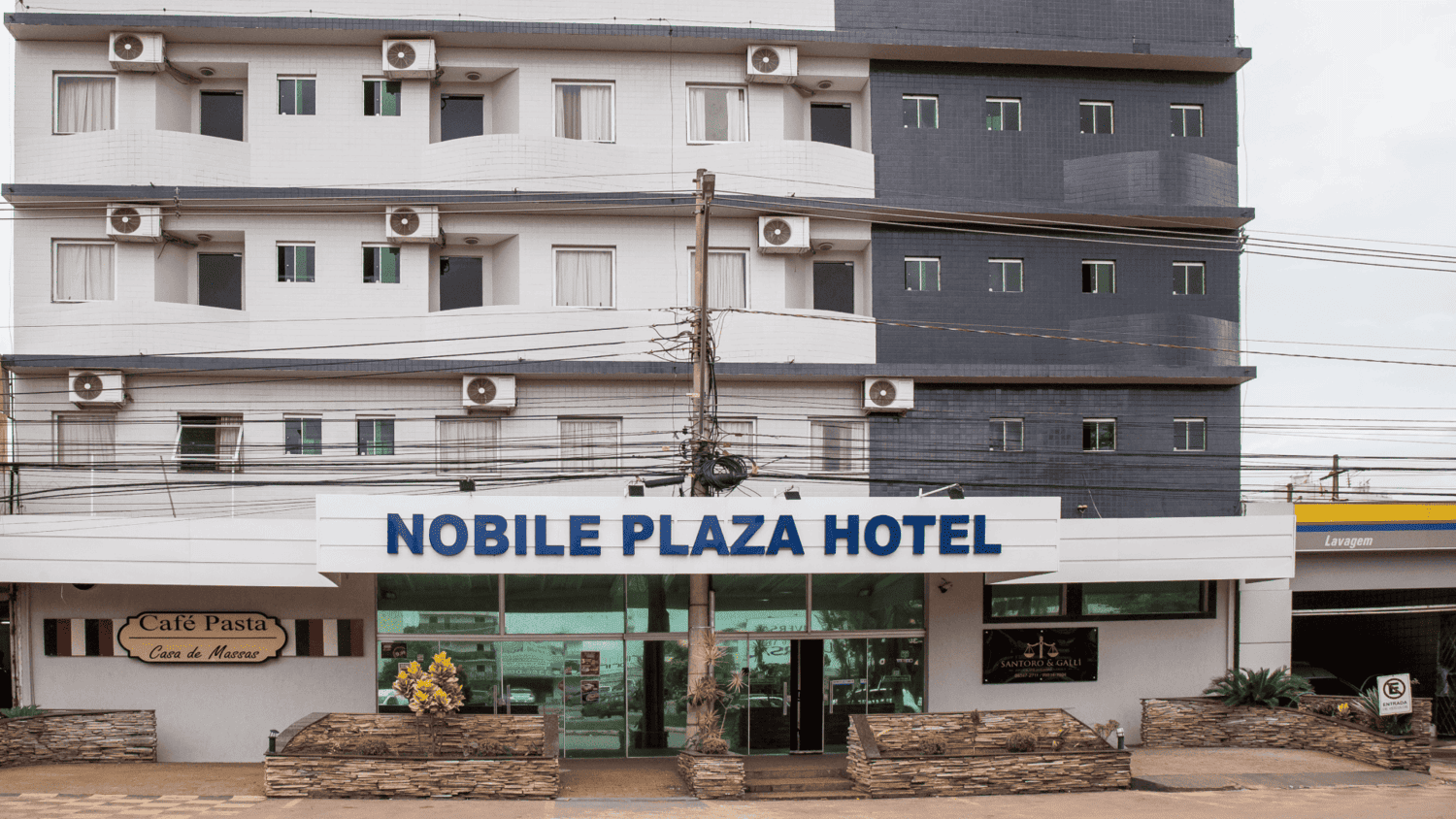 O Noble Plaza Hotel é um edifício grande com muitas janelas