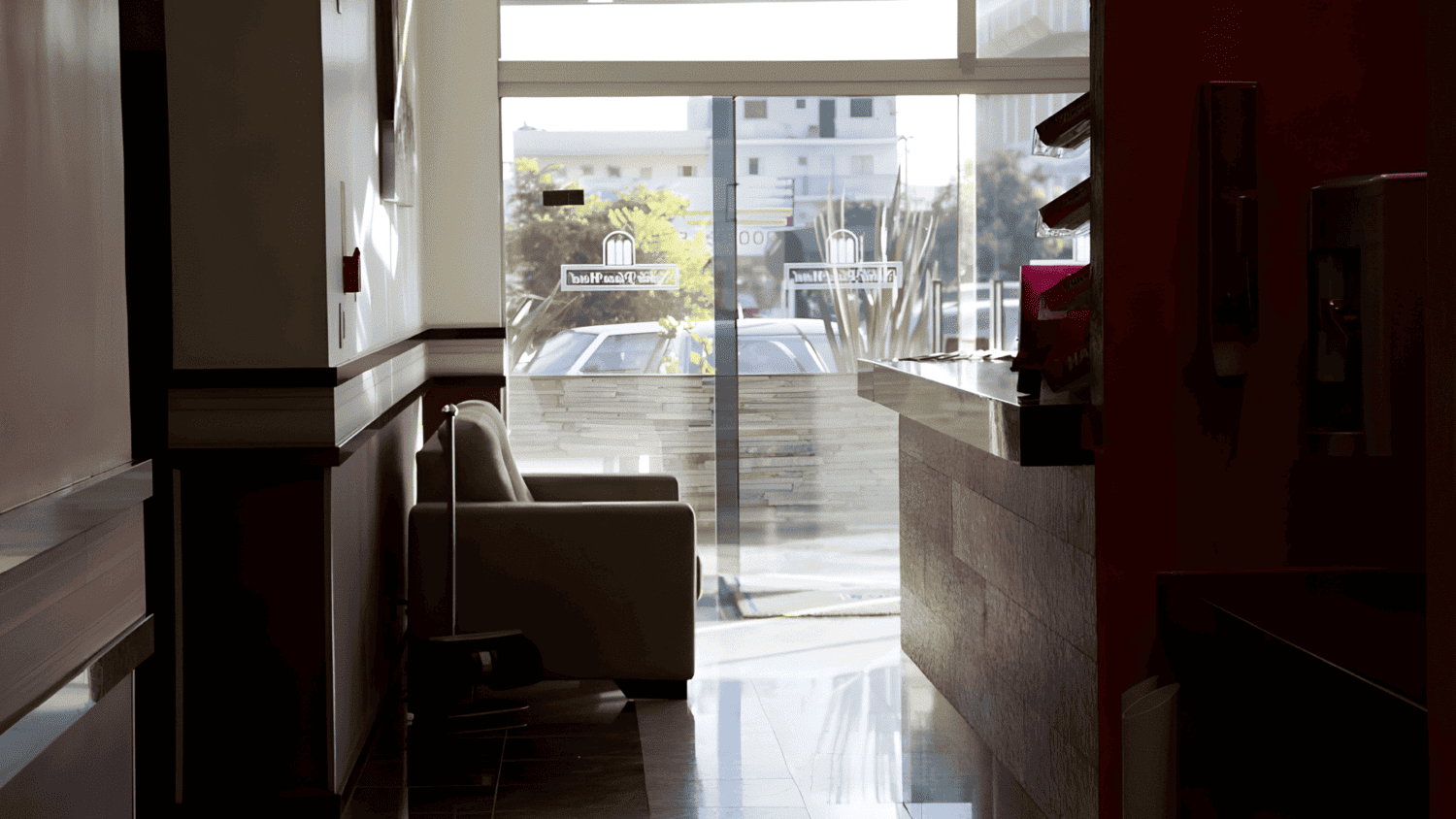 Uma sala de espera com um sofá e um balcão em um hospital.