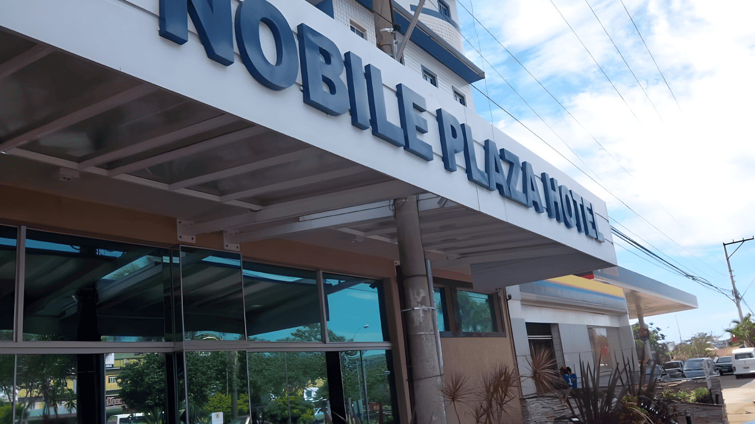 Um grande edifício com uma placa que diz noble plaza hotel