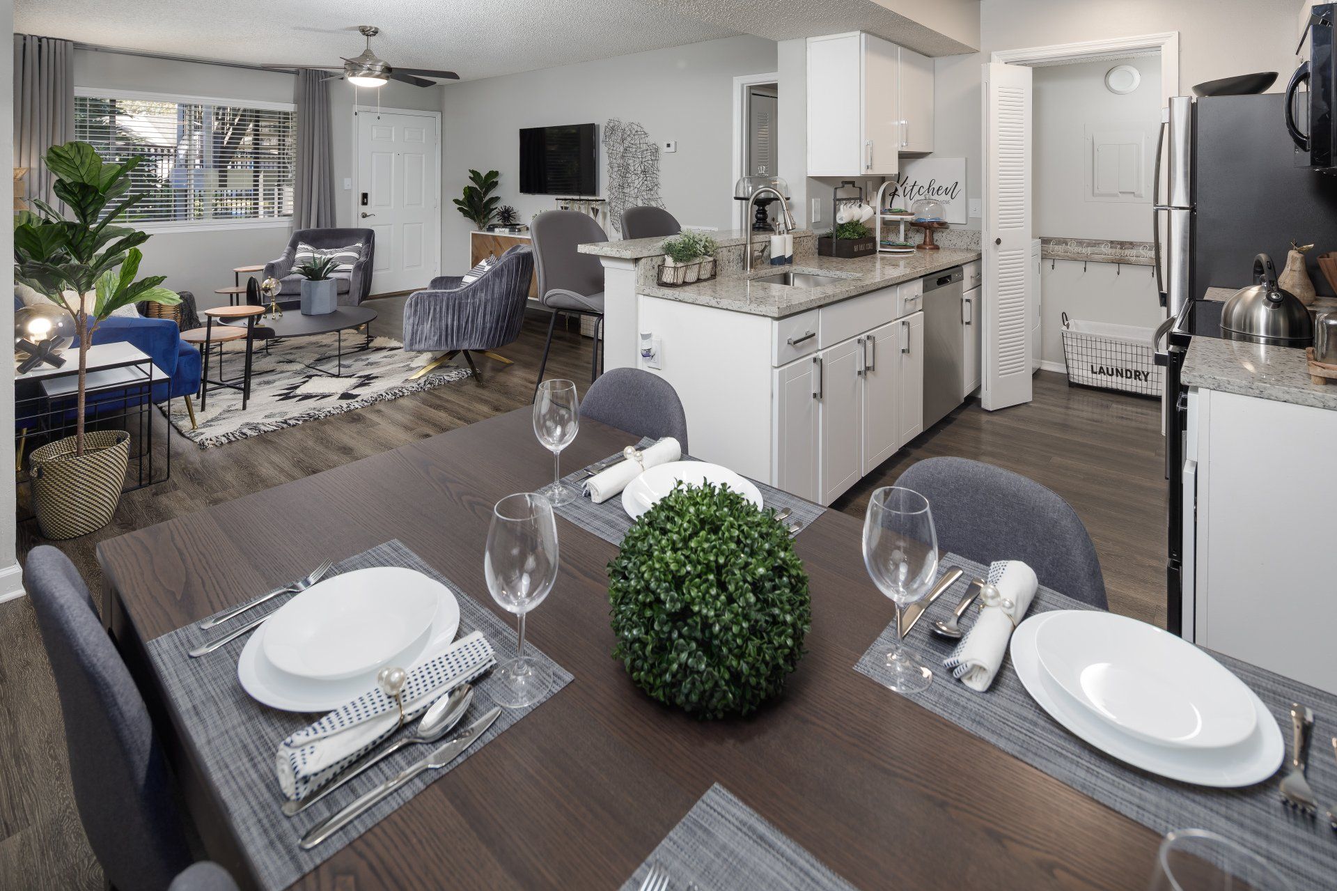 Decorated Dining Set at 1801 Metrowest apartment community.