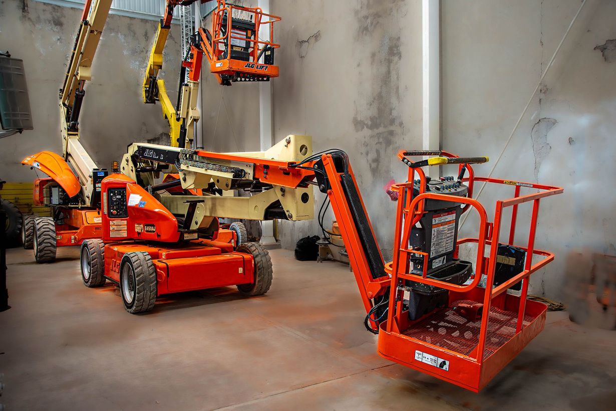 Plataforma elevadora naranja con brazo levantado sobre fondo azul y blanco.