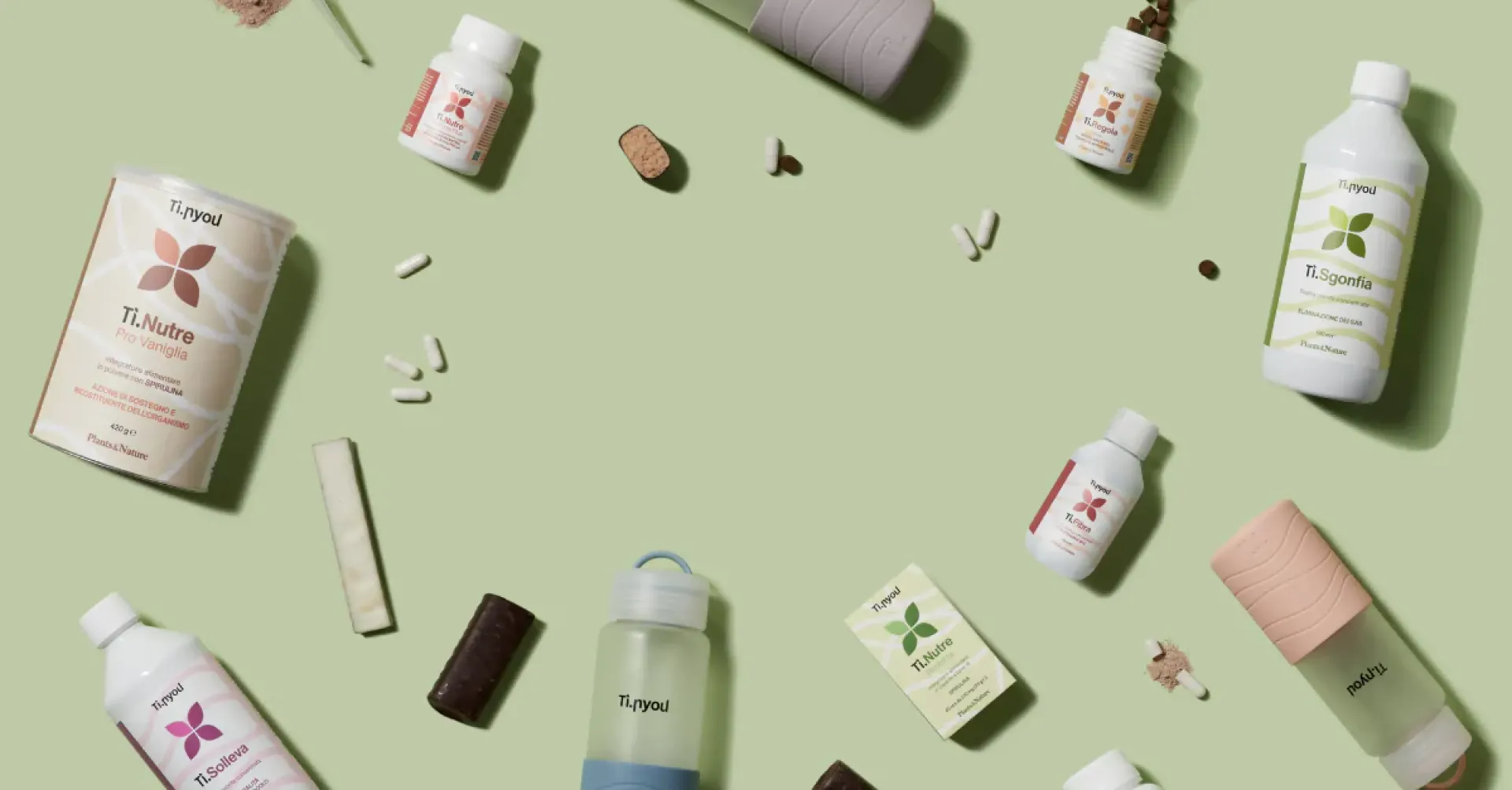 una donna in bikini giallo è in piedi accanto a una palma .