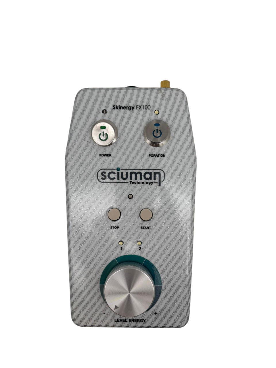 Un dispositivo argentato con pulsanti, manopole e un logo. C'è scritto