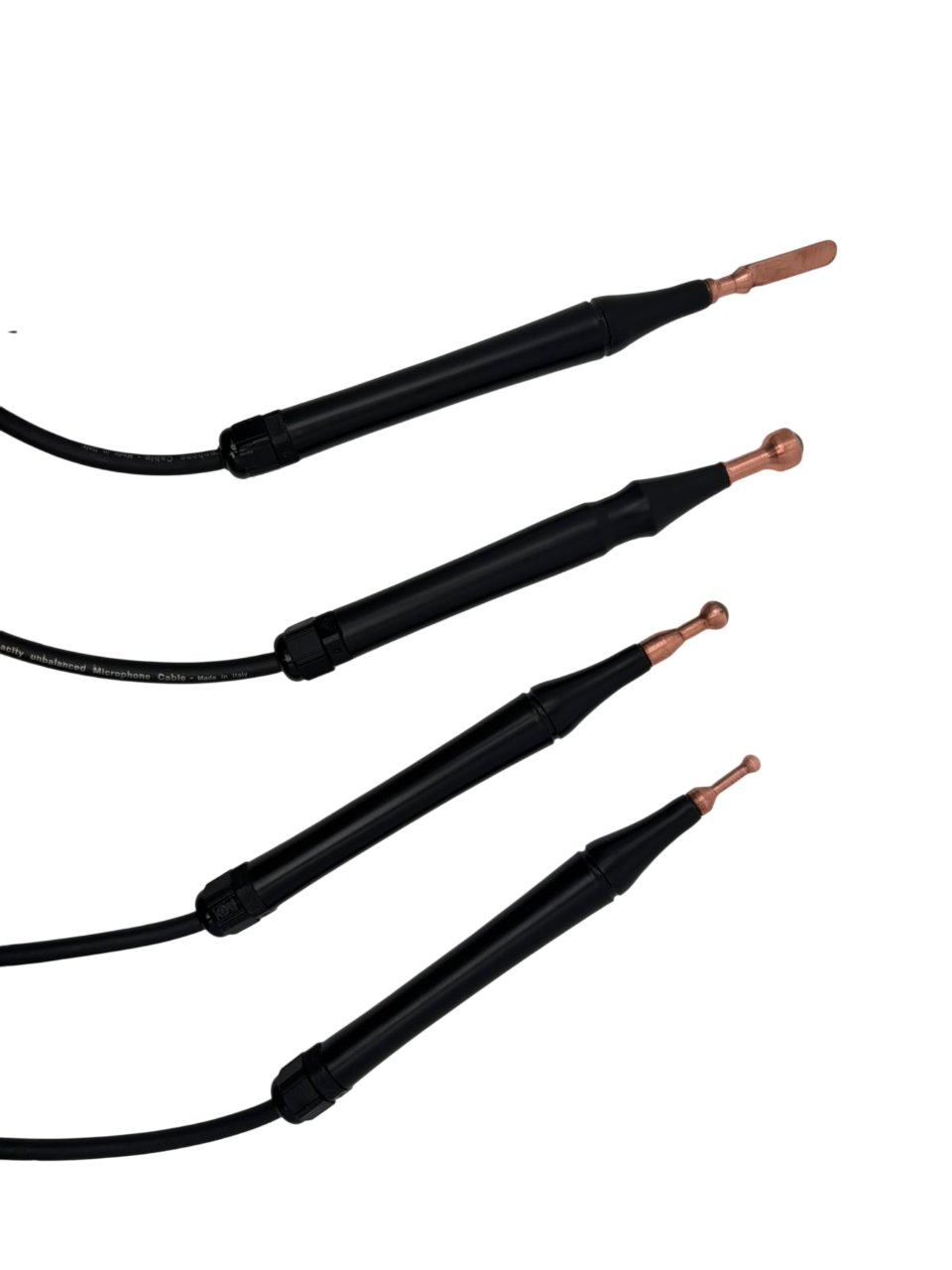 Quattro sonde mediche nere con punte in rame.