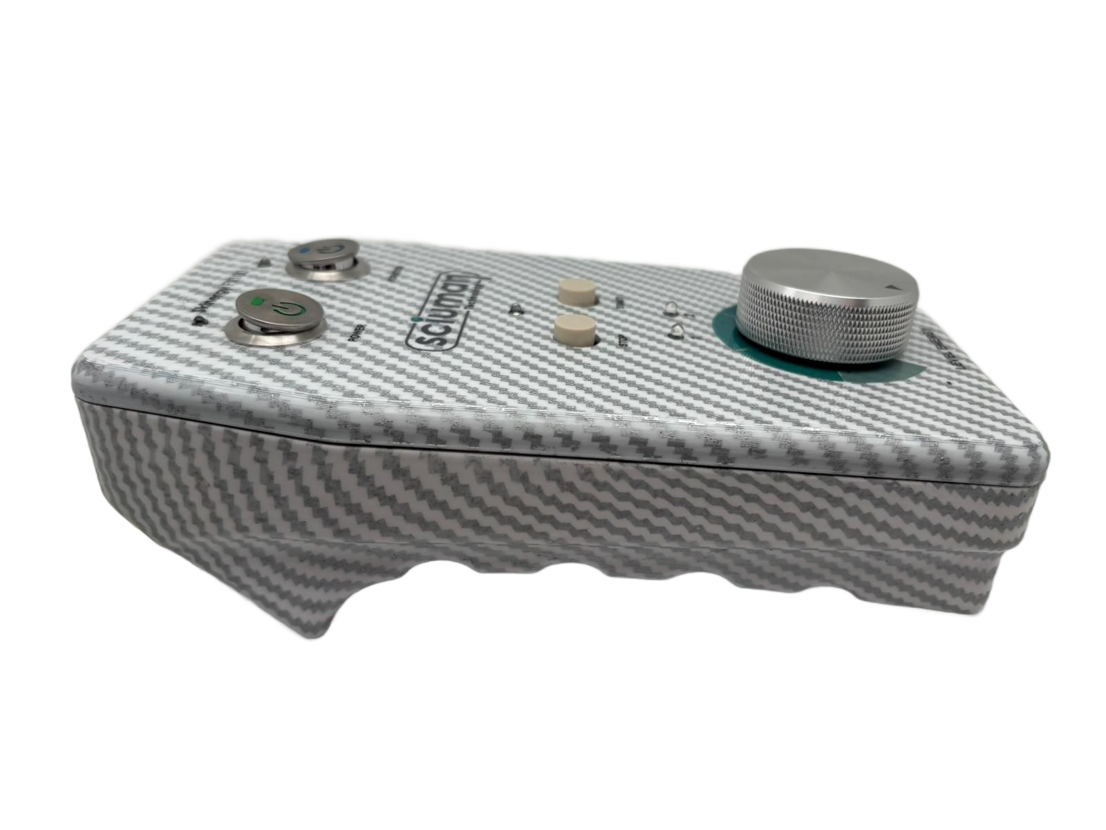 Dispositivo elettronico color argento e grigio con pulsanti e quadrante; superficie testurizzata.