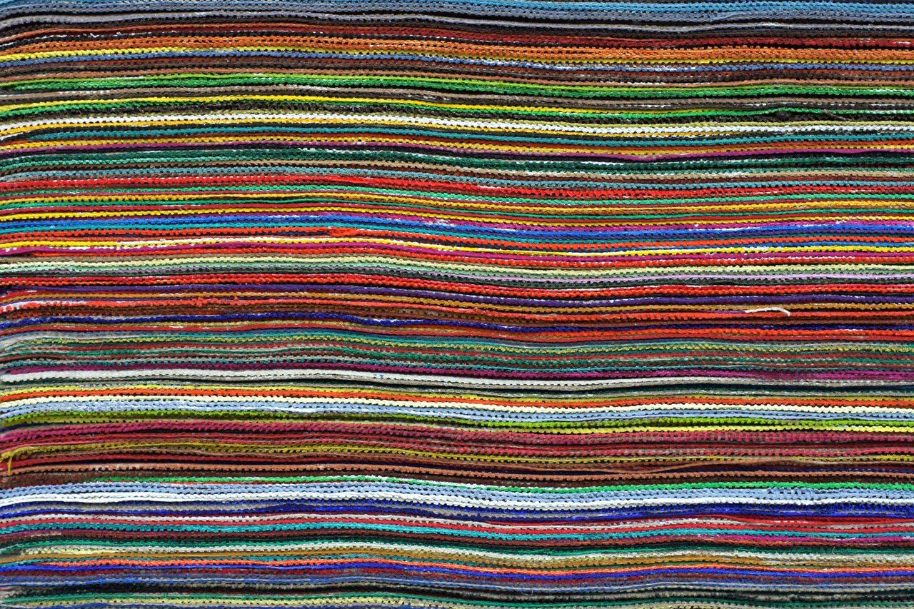 279 monochromen Dit kunstwerk bestaat uit een stapel met 279 lappen monochroom beschilderd linnen. Je ziet daardoor een rijke stapel gekleurde lijnen; de zijkanten. Het werk is een voorbeeld van fundamental painting. artist Rik van Hazendonk