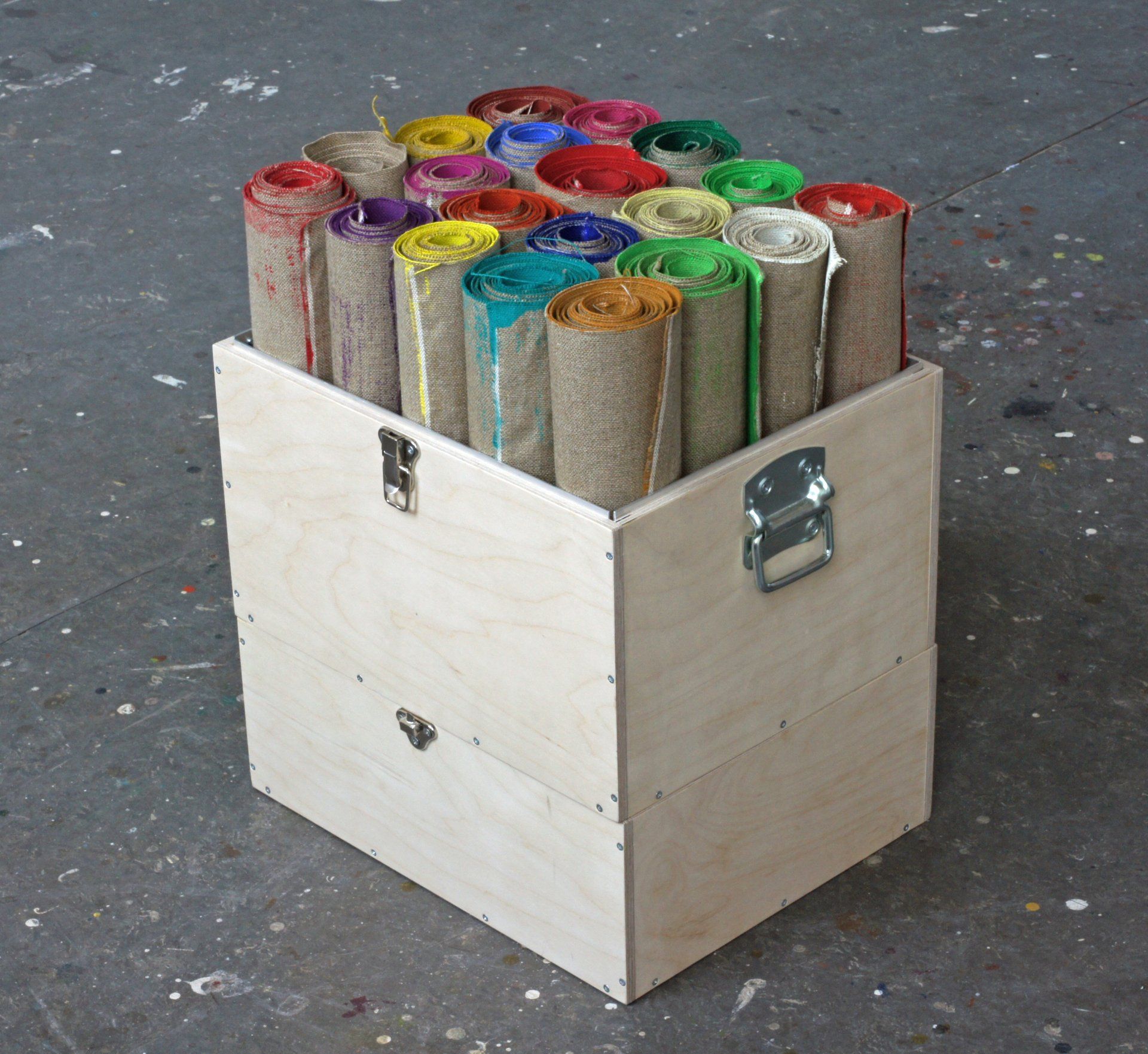 20 monochromen: Dit kunstwerk bestaat uit 20 opgerolde lappen linnen die monochroom  beschilderd zijn Je ziet de kokers met aan de bovenkant een explosie van kleur. Het werk is een voorbeeld van fundamental painting. artist Rik van Hazendonk