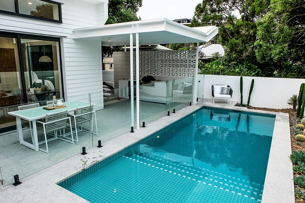 Outdoor pool area with blue mosaic tiles and tiled coping – Pelham tiling