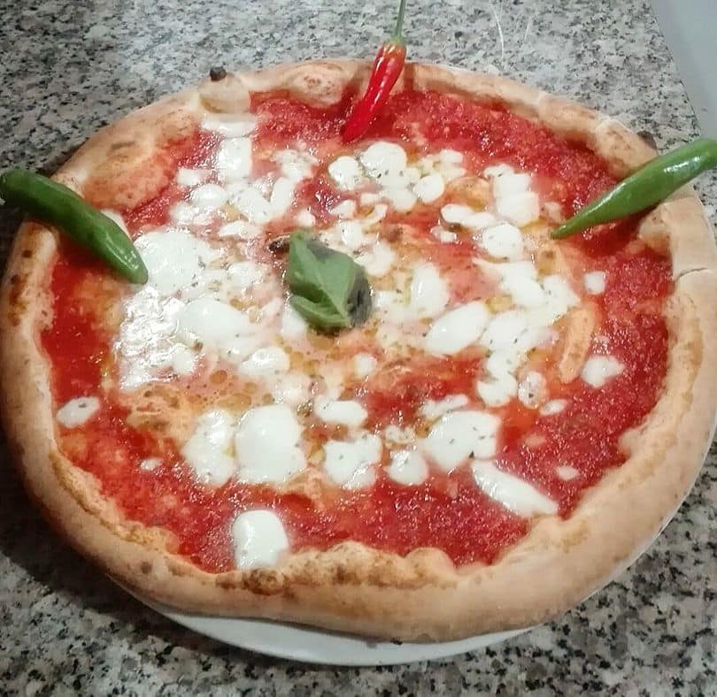 pizza cotta nel forno a legna