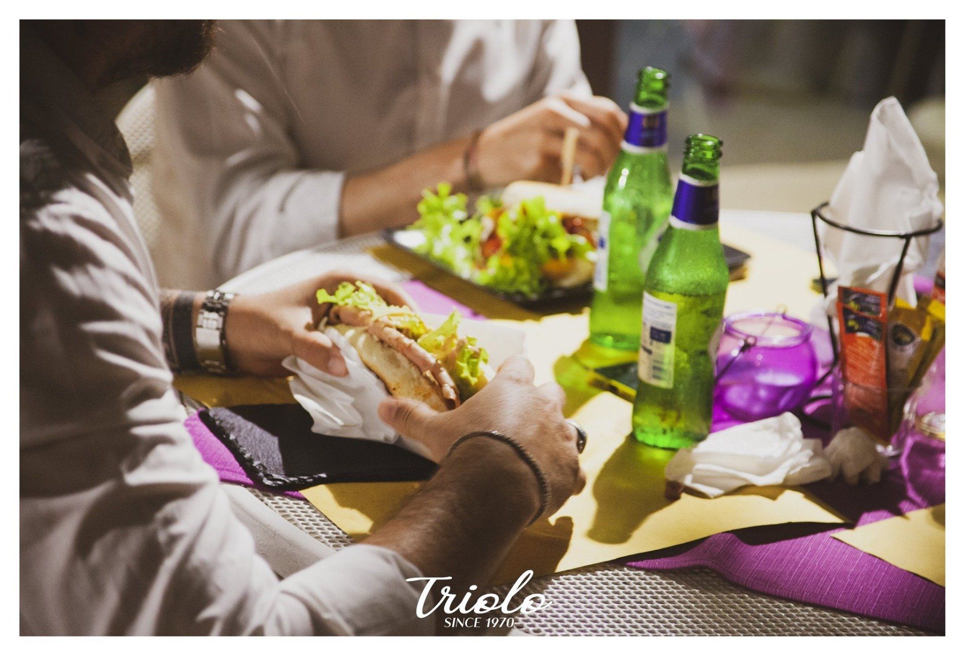 serate tra amici con hamburger e birra