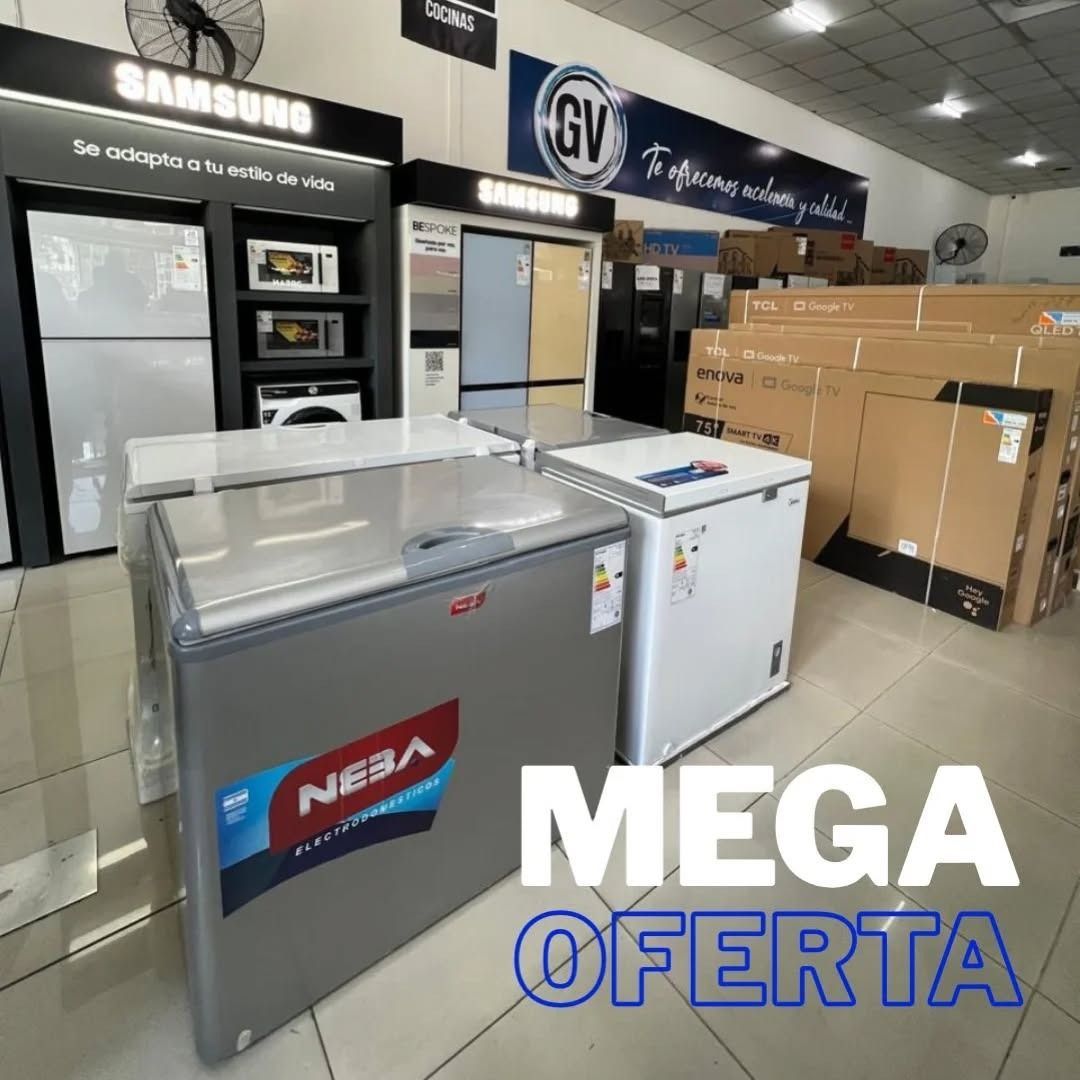 Interior de una tienda con refrigeradores, electrodomésticos y un anuncio de 