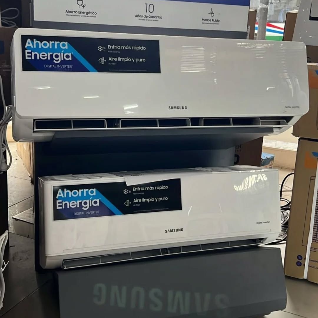 Dos aires acondicionados Samsung blancos apilados, cada uno con una pegatina de 