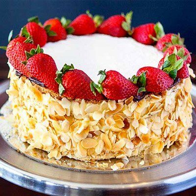 Gateau with slivered almonds and strawberries