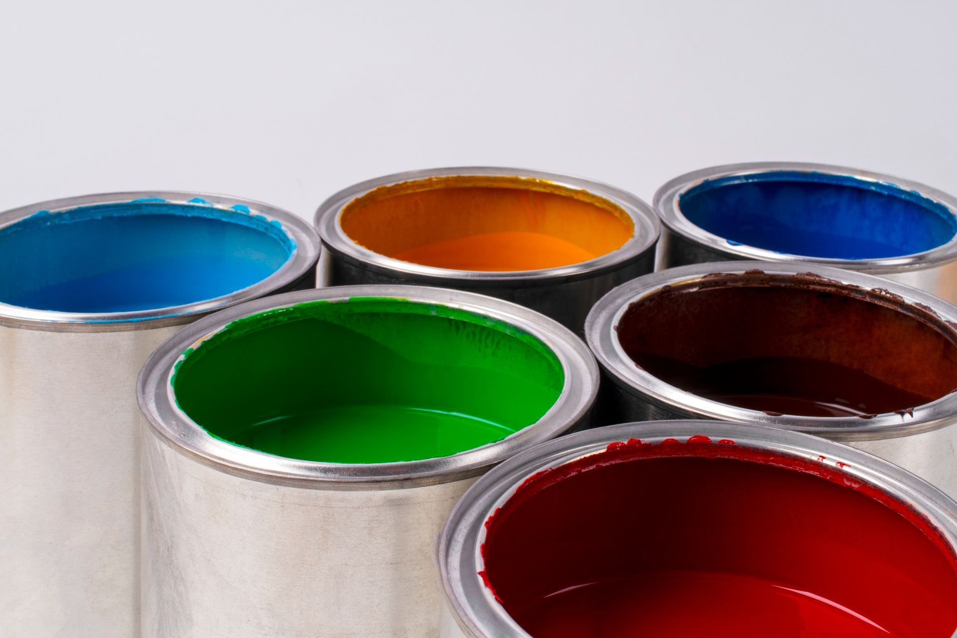 Abra latas de pintura con colores vibrantes: azul, naranja, verde, marrón y rojo.