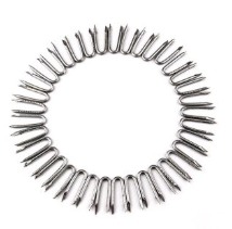 Anillo de anillas metálicas para cerdos sobre una superficie blanca.