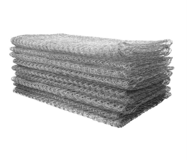Pila de estropajos metálicos de color gris, con forma de malla, probablemente para fregar o limpiar.