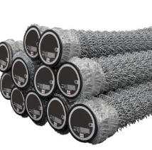 Varios rollos de malla metálica gris, apilados sobre un fondo blanco, cada uno etiquetado con una pegatina redonda.