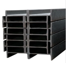 Pila de vigas de acero en forma de I para construcción, que muestra el distintivo perfil en forma de "I".