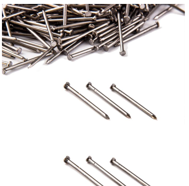 Pila de clavos de acero, algunos dispuestos en filas.