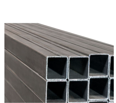 Pila de tubos cuadrados de acero, de color gris y metalizado, con centros huecos, para construcción.