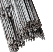 Pila de varillas de acero corrugadas con superficie texturizada, listas para la construcción.