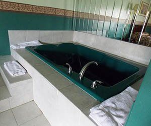 Green Jacuzzi Tub -Motel in Pittsburgh, PA