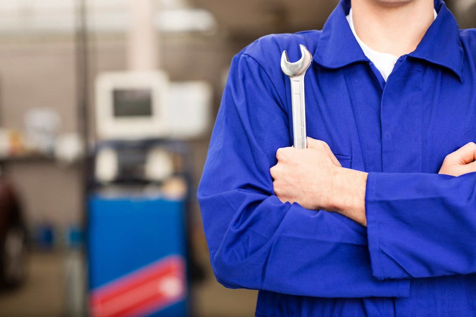 meccanico con tuta blu