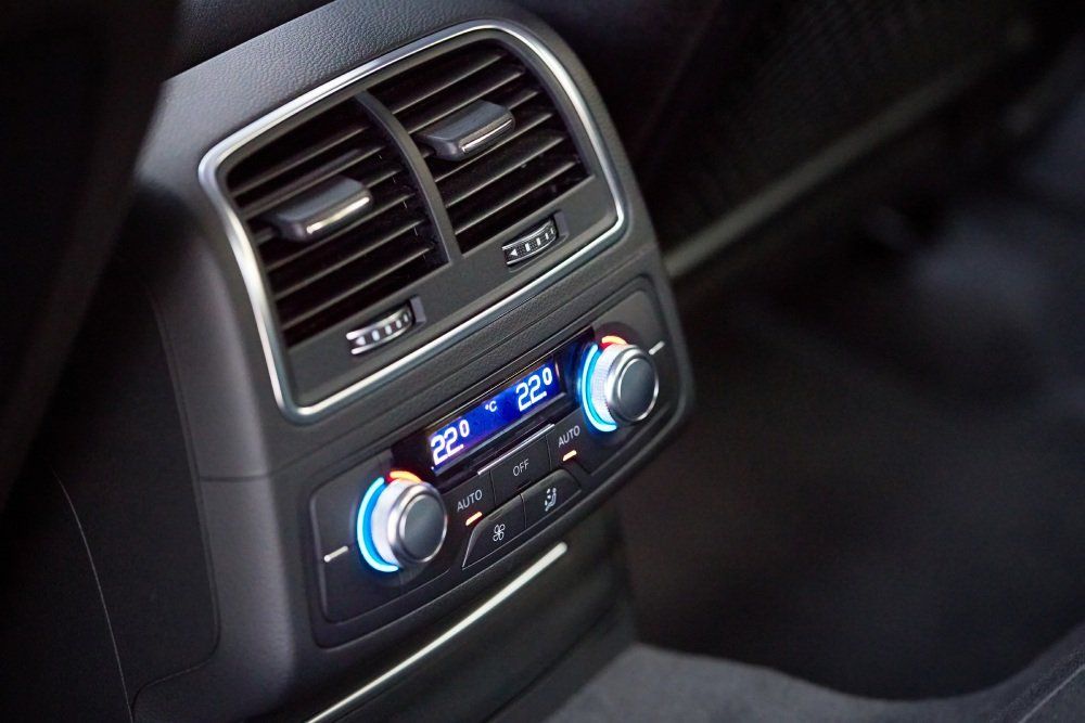 impianti stereo e aria condizionata di un'automobile