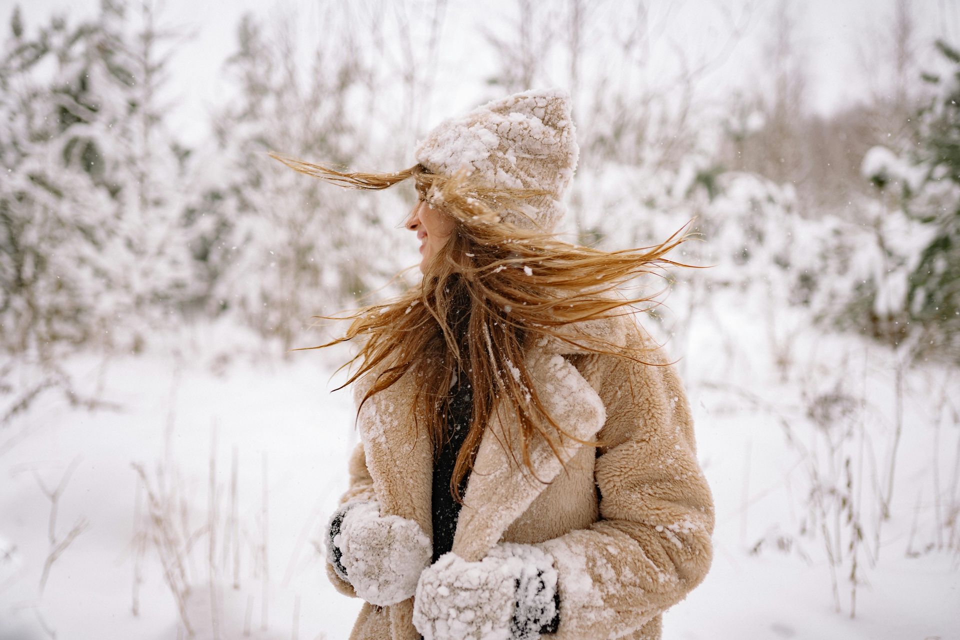 woman-in-snow-with-hat