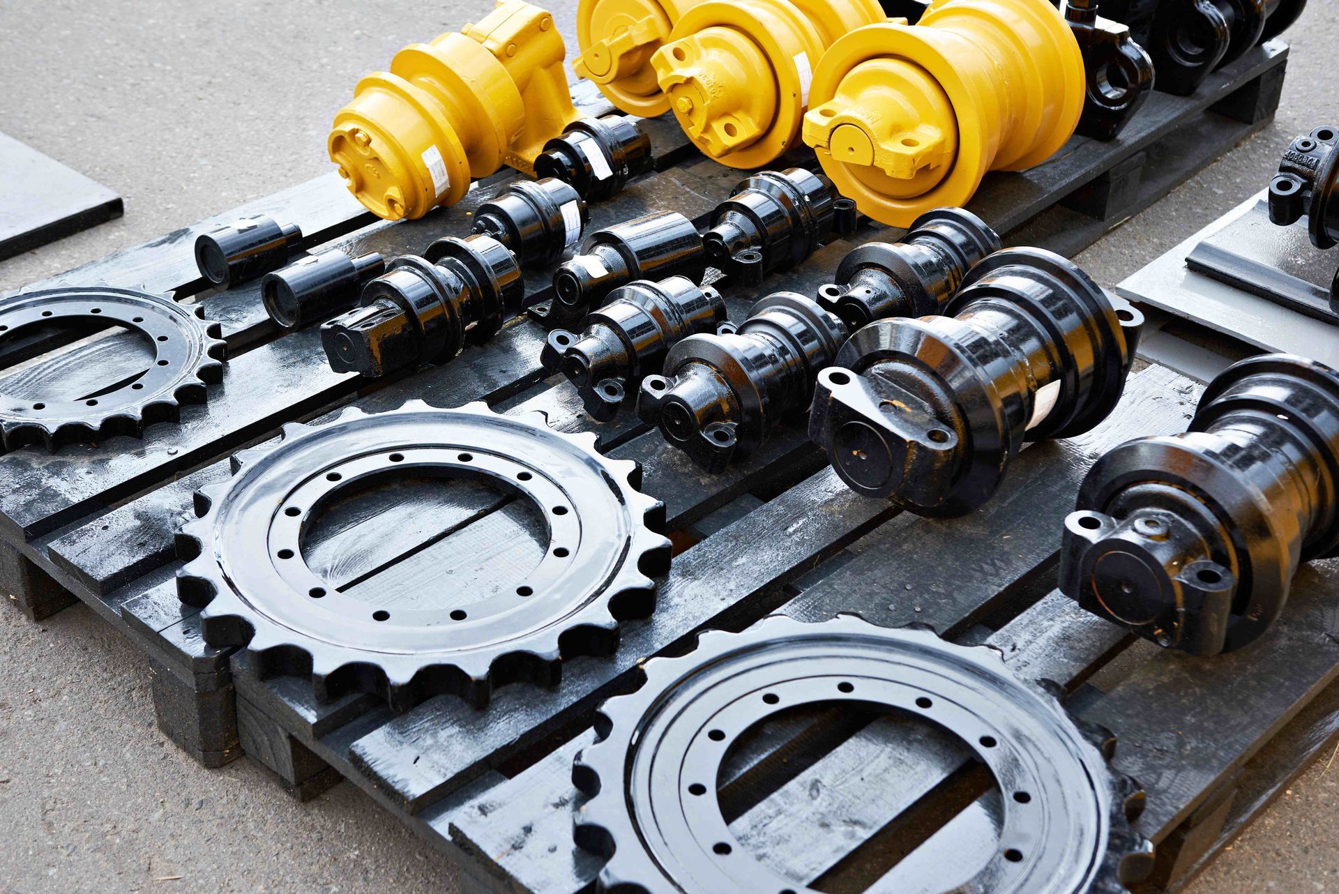 a bunch of machinery parts are lined up on a wooden pallet