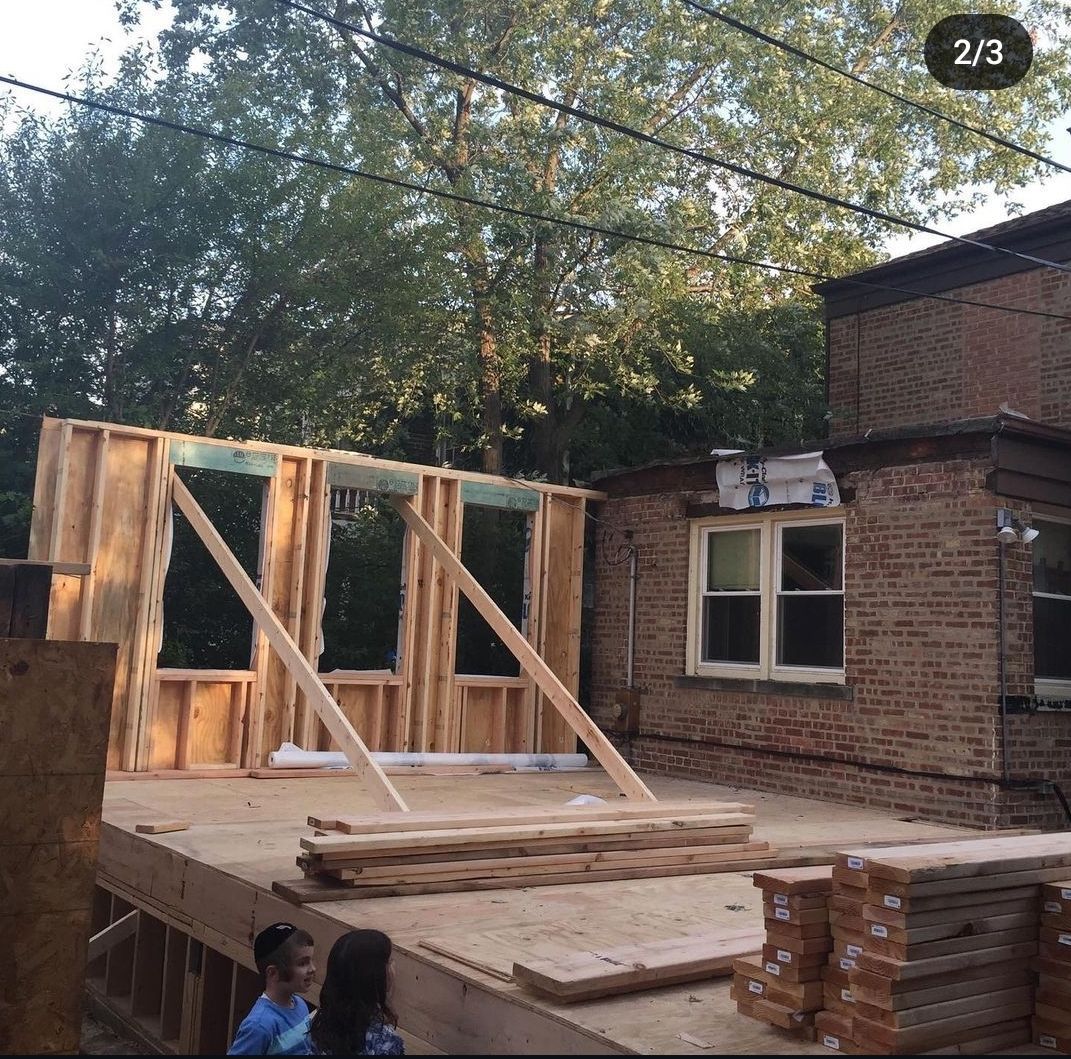 A picture of a house under construction with the number 2/3 on the bottom