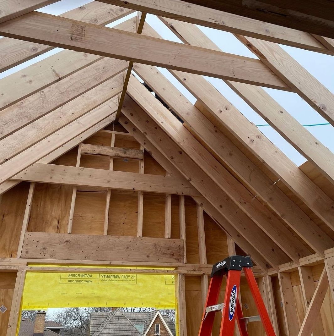 A ladder is sitting in the middle of a building under construction.
