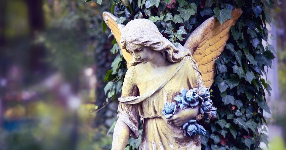 Statua di arte funeraria raffigurante un angelo