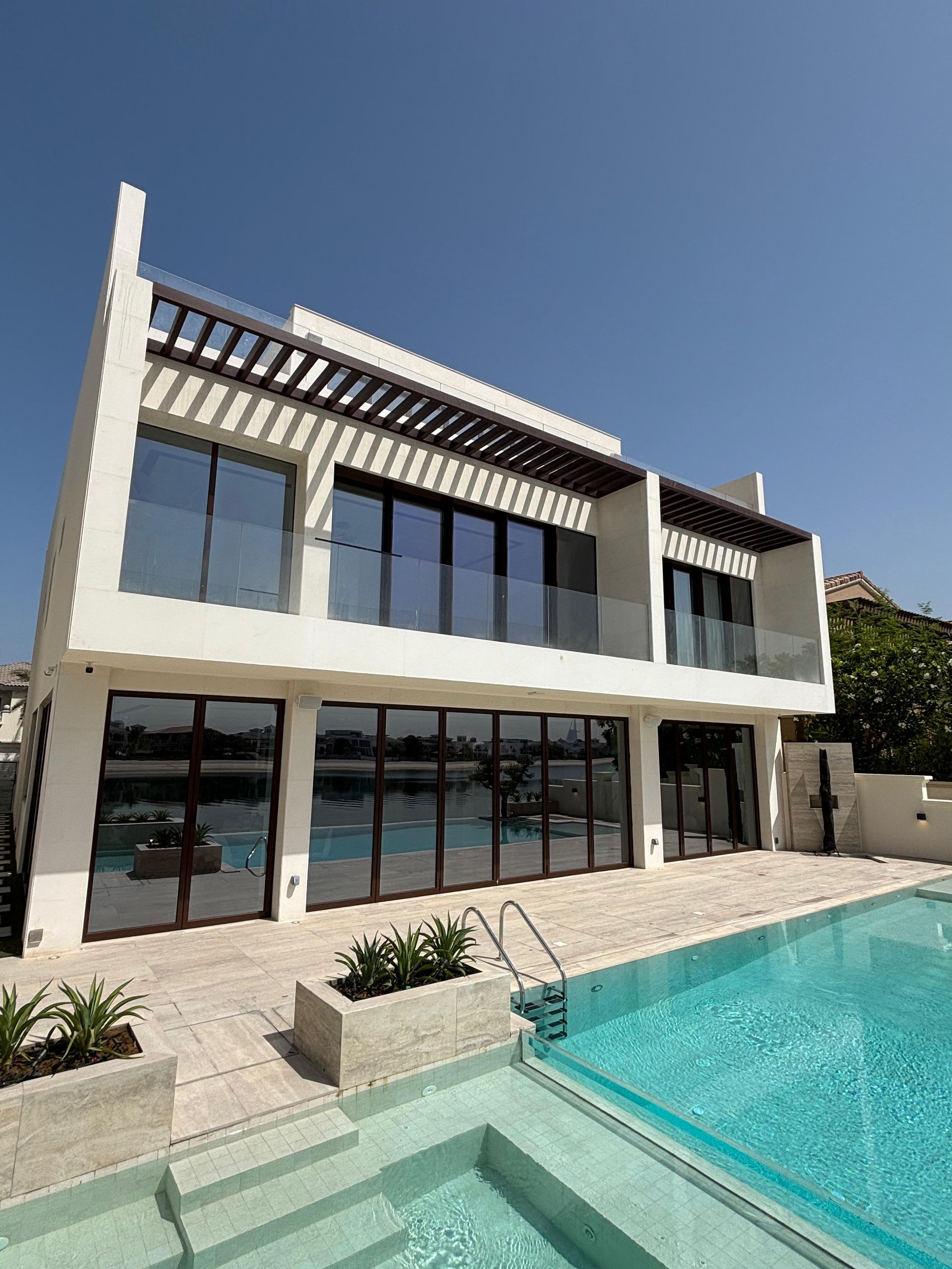 Palm Jumeirah villa with slim sliding doors