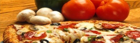 detalhes da piza napolitana, cogumelos e tomates no fundo