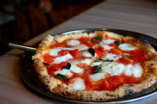 Neapolitan pizza margherita