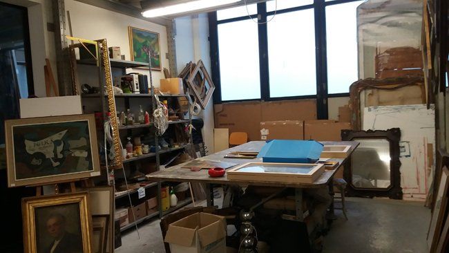 interno del laboratorio cornici Angeli a Parma