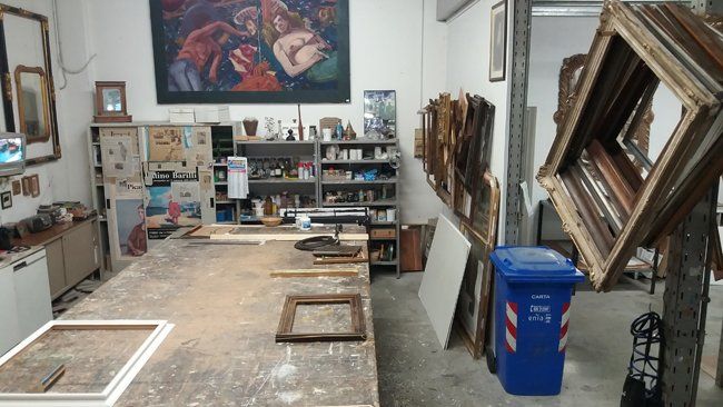 dettaglio del banco da lavoro del laboratorio cornici Angeli a Parma