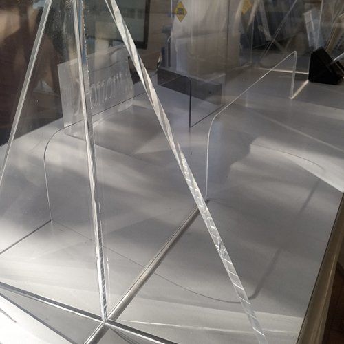 barriera su misura plexiglass