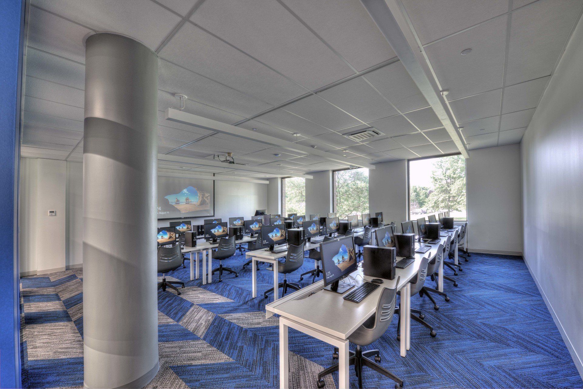 A large room filled with lots of computers and chairs.