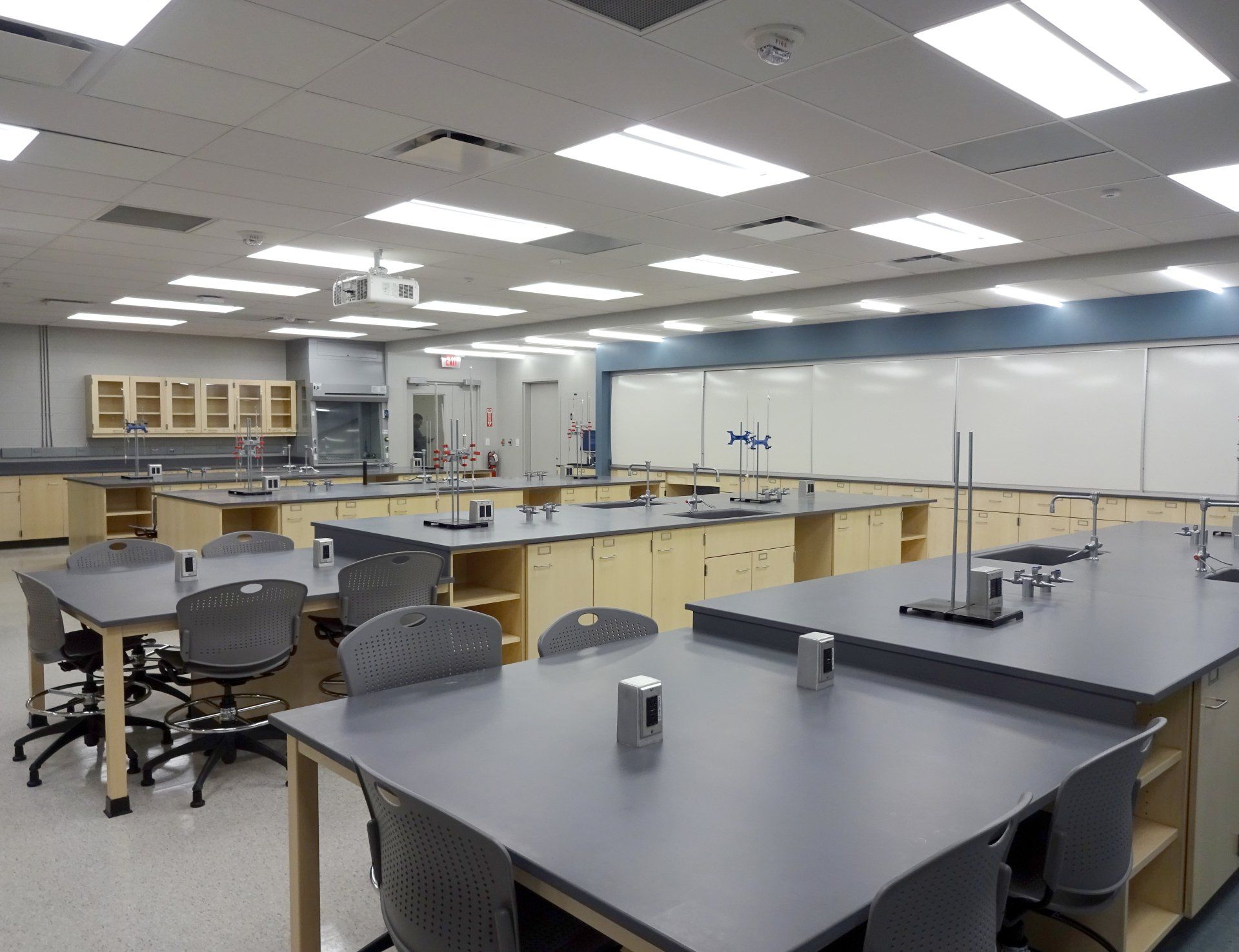 A classroom with a lot of tables and chairs