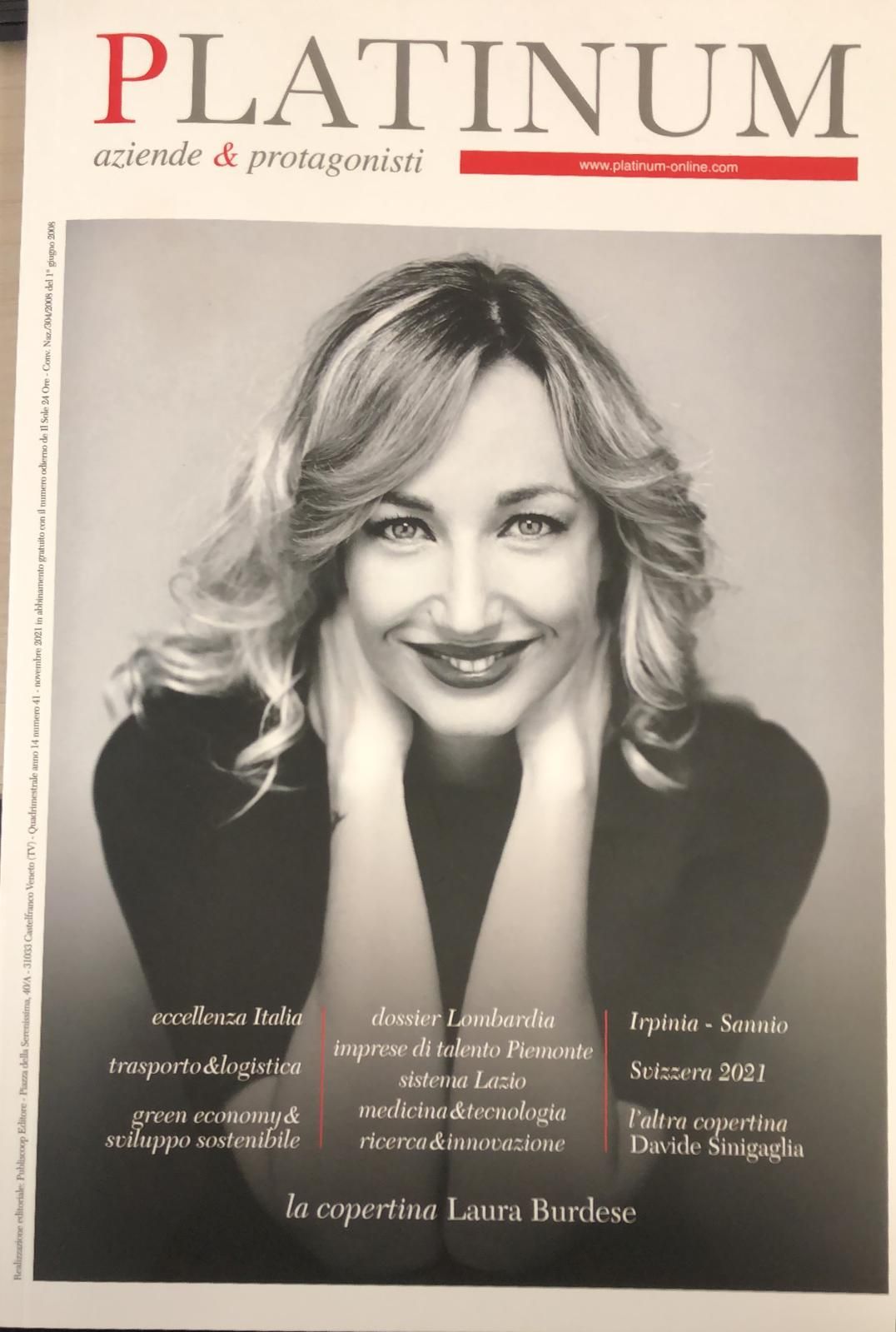 Copertina della rivista Platinum con il ritratto in bianco e nero di una donna sorridente.